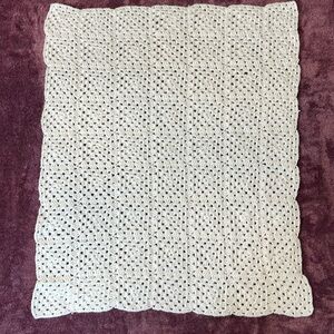 BABY QUILT BEAUTIFUL HOMEMADE CROCHETED BABY QUILT. NEW CONDITION